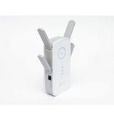 Repetidor / Extensor de Cobertura WiFi AC, 2600 Mbps, doble banda 2.4 GHz y 5 GHz, con 1 puerto 10/100/1000 Mbps, 4 antenas externas